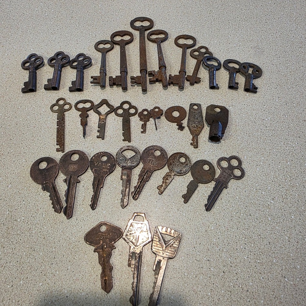 Mixed Lot Vintage Antique 32 Keys Yale Ford Chrysler Skeleton Barrel Keys GUC